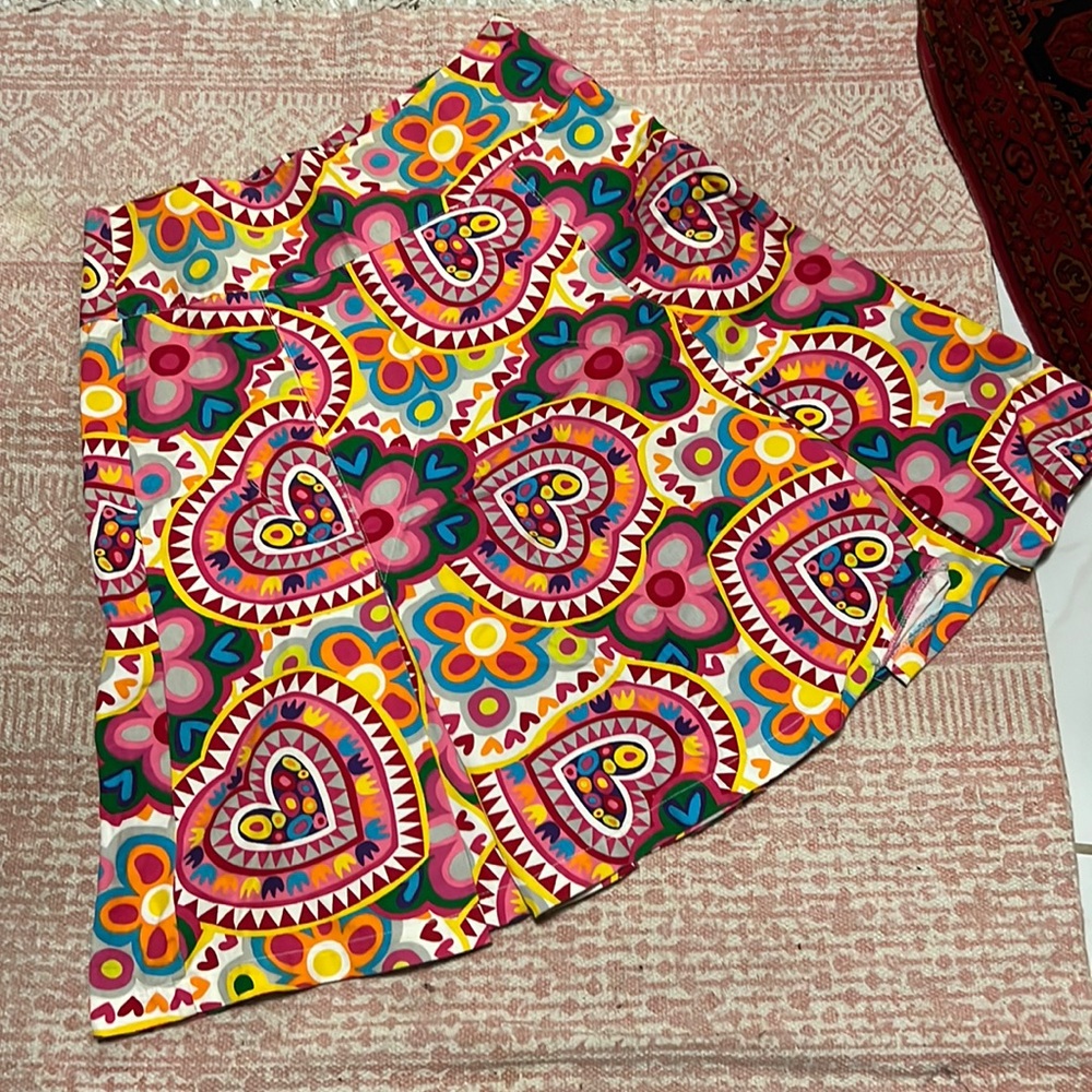 A line skirt with awesome print. Side zipper. size 42 goes for a largish medium